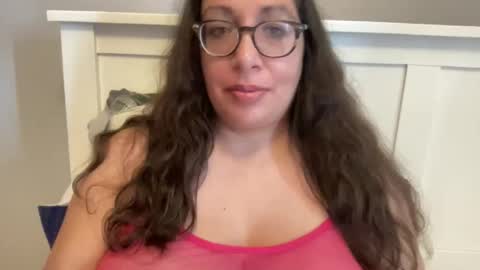 Snapshot of farahday chatting on 09.10.25 Farah online show from 09.10.25