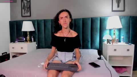 Snapshot of fenix_karoll chatting on 01.04.25 Karol online show from 01.04.25