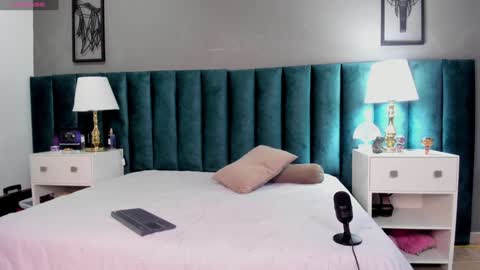 Snapshot of fenix_karoll chatting on 01.06.25 Karol online show from 01.06.25