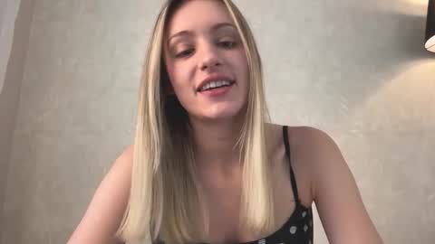 Snapshot of fflloowweerr chatting on 11.17.25 Lisa online show from 11.17.25