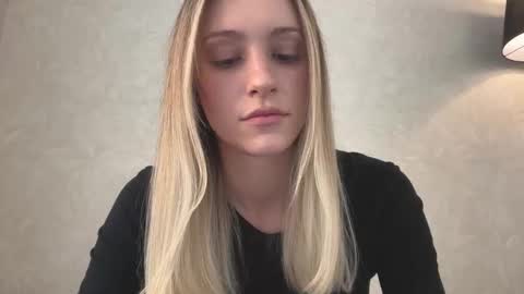 Snapshot of fflloowweerr chatting on 11.19.25 Lisa online show from 11.19.25