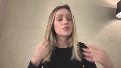 Snapshot of fflloowweerr chatting on 11.20.25 Lisa online show from 11.20.25