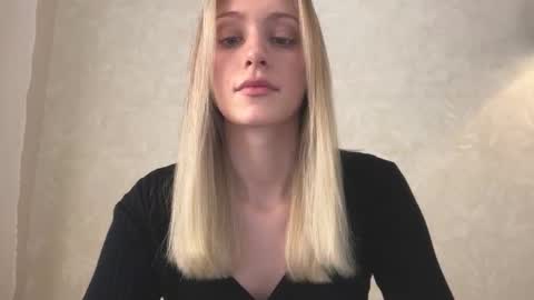 Snapshot of fflloowweerr chatting on 11.29.25 Lisa online show from 11.29.25