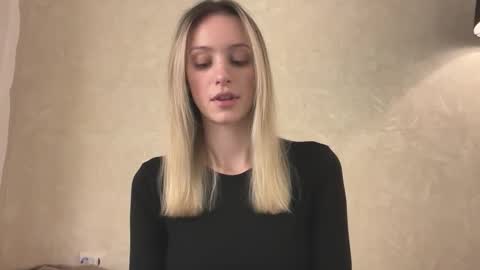 Snapshot of fflloowweerr chatting on 12.02.25 Lisa online show from 12.02.25