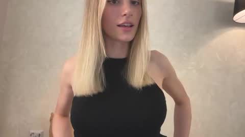 Snapshot of fflloowweerr chatting on 12.03.25 Lisa online show from 12.03.25