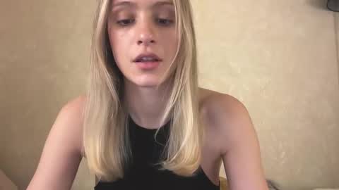 Snapshot of fflloowweerr chatting on 12.15.25 Lisa online show from 12.15.25