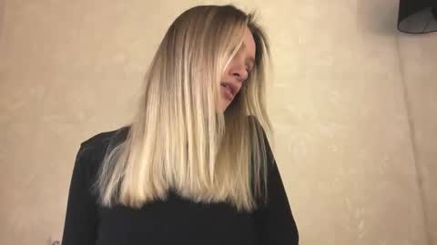 Snapshot of fflloowweerr chatting on 12.19.25 Lisa online show from 12.19.25