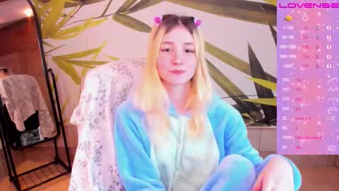 Snapshot of fleximona chatting on 11.22.25 FlexiMona online show from 11.22.25