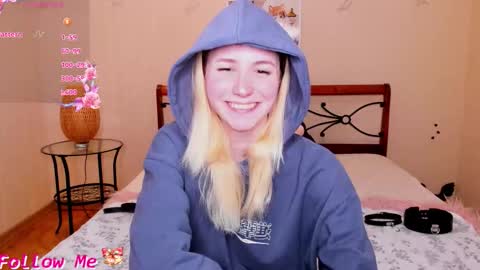 Snapshot of fleximona chatting on 11.23.25 FlexiMona online show from 11.23.25