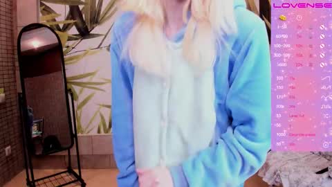 Snapshot of fleximona chatting on 12.13.25 FlexiMona online show from 12.13.25