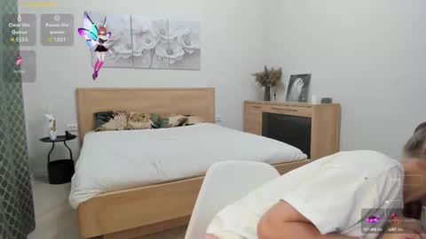 Snapshot of flooora_0 chatting on 10.24.25 Mona online show from 10.24.25