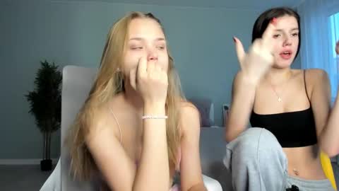 Snapshot of flooora_0 chatting on 11.08.25 Mona online show from 11.08.25