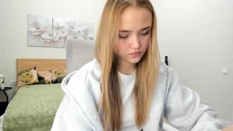 Snapshot of flooora_0 chatting on 12.23.25 Mona online show from 12.23.25