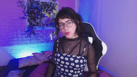 Snapshot of flora_blue chatting on 10.20.25 flora_blue online show from 10.20.25