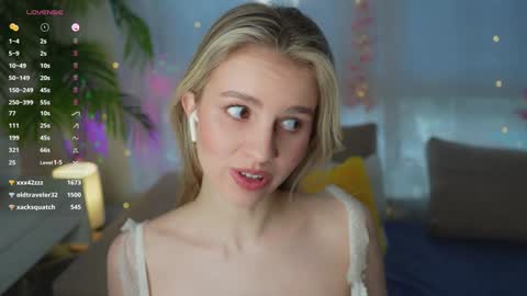 Snapshot of fluffy_angel chatting on 01.26.25 Adeline online show from 01.26.25