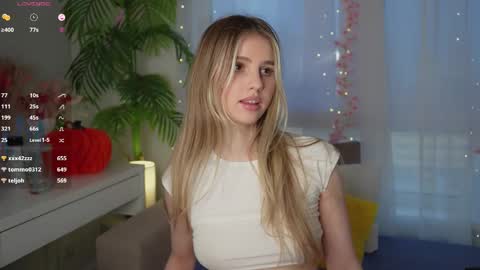 Snapshot of fluffy_angel chatting on 03.10.25 Adeline online show from 03.10.25