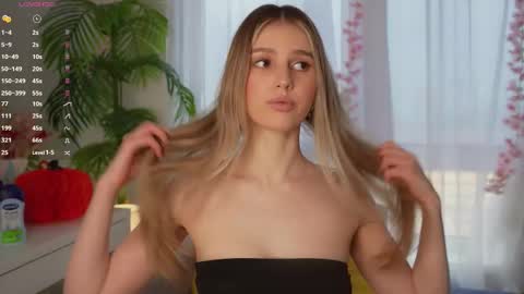 Snapshot of fluffy_angel chatting on 03.11.25 Adeline online show from 03.11.25