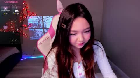 Snapshot of fluffy_rose chatting on 11.01.25 Rose online show from 11.01.25