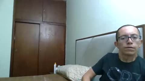 Snapshot of fonzi_flores chatting on 11.22.25 fonzi_flores online show from 11.22.25