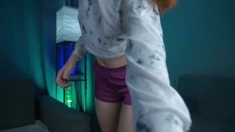 Snapshot of foxy_cute4you chatting on 11.20.25 Eva online show from 11.20.25