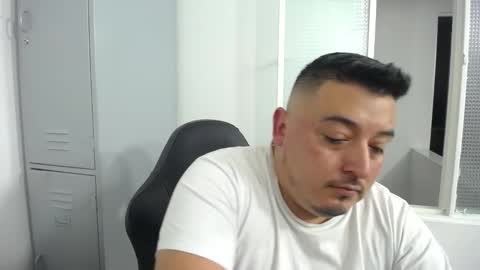 Snapshot of francoisroy chatting on 11.14.25 Juan online show from 11.14.25