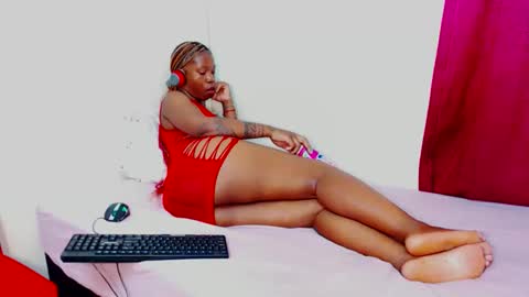 FreakyScarlet00 online show from 10.14.25