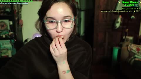 Snapshot of frogessjay chatting on 03.08.26 Jaywise Frogfoot online show from 03.08.26