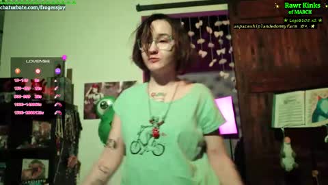 Snapshot of frogessjay chatting on 03.09.26 Jaywise Frogfoot online show from 03.09.26