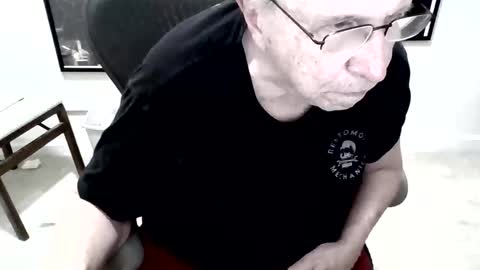 Snapshot of funclemike chatting on 04.04.26 funclemike online show from 04.04.26