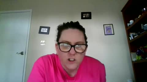 Snapshot of fuzzypeaches87 chatting on 03.16.26 fuzzypeaches87 online show from 03.16.26