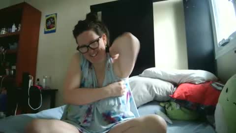 fuzzypeaches87 online show from 04.29.26