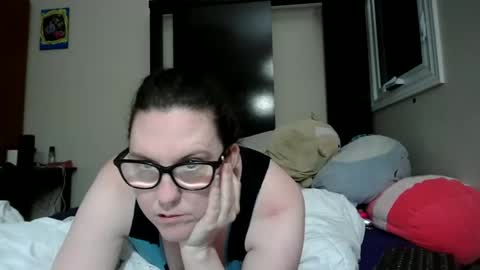 Snapshot of fuzzypeaches87 chatting on 05.13.26 fuzzypeaches87 online show from 05.13.26