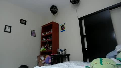 Snapshot of fuzzypeaches87 chatting on 05.15.26 fuzzypeaches87 online show from 05.15.26