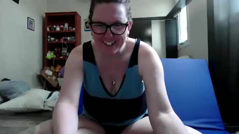 Snapshot of fuzzypeaches87 chatting on 05.17.26 fuzzypeaches87 online show from 05.17.26