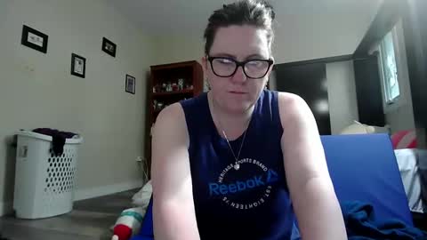 Snapshot of fuzzypeaches87 chatting on 05.23.26 fuzzypeaches87 online show from 05.23.26
