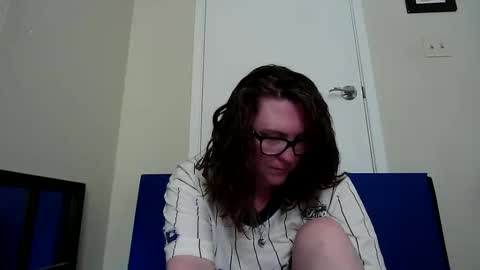Snapshot of fuzzypeaches87 chatting on 06.02.26 fuzzypeaches87 online show from 06.02.26