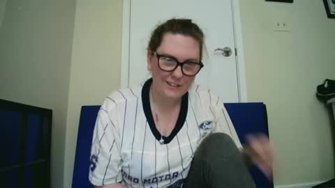 Snapshot of fuzzypeaches87 chatting on 06.03.26 fuzzypeaches87 online show from 06.03.26