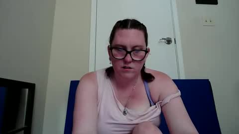 Snapshot of fuzzypeaches87 chatting on 06.04.26 fuzzypeaches87 online show from 06.04.26