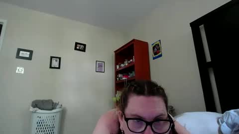 Snapshot of fuzzypeaches87 chatting on 06.05.26 fuzzypeaches87 online show from 06.05.26