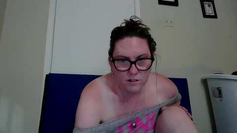 Snapshot of fuzzypeaches87 chatting on 06.11.26 fuzzypeaches87 online show from 06.11.26