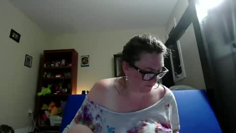 Snapshot of fuzzypeaches87 chatting on 06.12.26 fuzzypeaches87 online show from 06.12.26