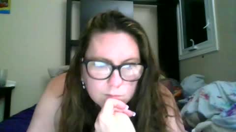 Snapshot of fuzzypeaches87 chatting on 06.16.26 fuzzypeaches87 online show from 06.16.26