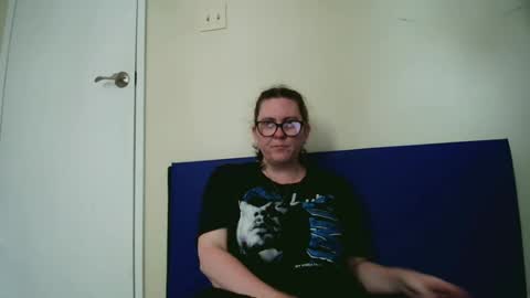 Snapshot of fuzzypeaches87 chatting on 06.20.26 fuzzypeaches87 online show from 06.20.26