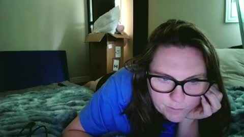 Snapshot of fuzzypeaches87 chatting on 07.25.26 fuzzypeaches87 online show from 07.25.26