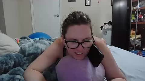 Snapshot of fuzzypeaches87 chatting on 07.27.26 fuzzypeaches87 online show from 07.27.26