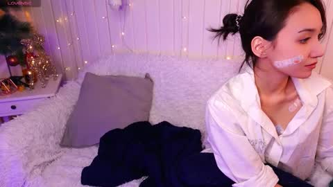 Snapshot of gentlemusee chatting on 12.21.25 gentlemusee online show from 12.21.25