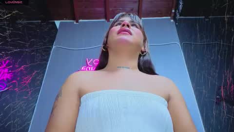 Snapshot of gewn2004 chatting on 12.17.25 gewn2004 online show from 12.17.25