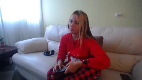 Snapshot of ggemas chatting on 12.18.24 ggemas online show from 12.18.24