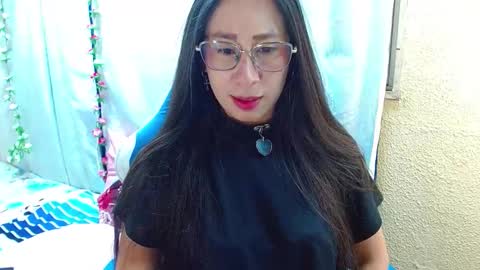 Snapshot of gia_leinn chatting on 09.24.25 Gia online show from 09.24.25