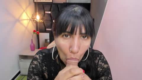 Snapshot of giafox_ chatting on 11.08.25 G I A FOX online show from 11.08.25